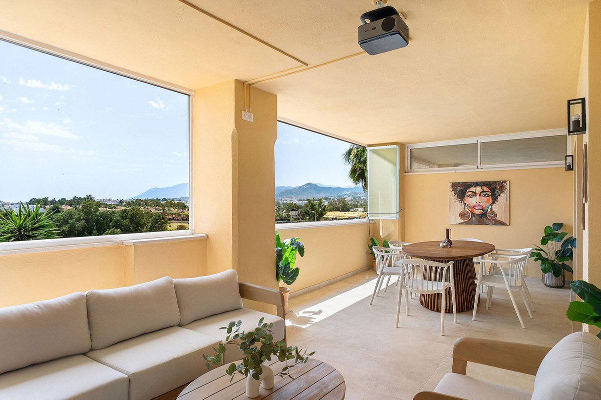 3 Bed Middle Floor Apartment in Nueva Andalucía
