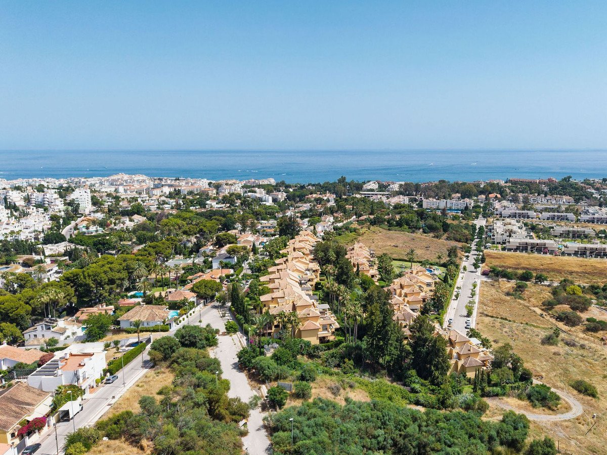 3 Bed Middle Floor Apartment in Nueva Andalucía