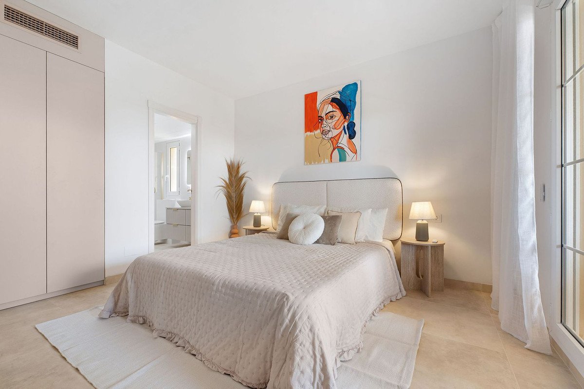 3 Bed Middle Floor Apartment in Nueva Andalucía