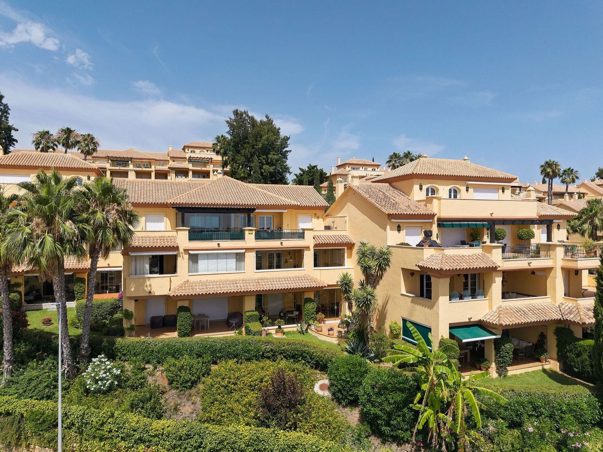 3 Bed Middle Floor Apartment in Nueva Andalucía