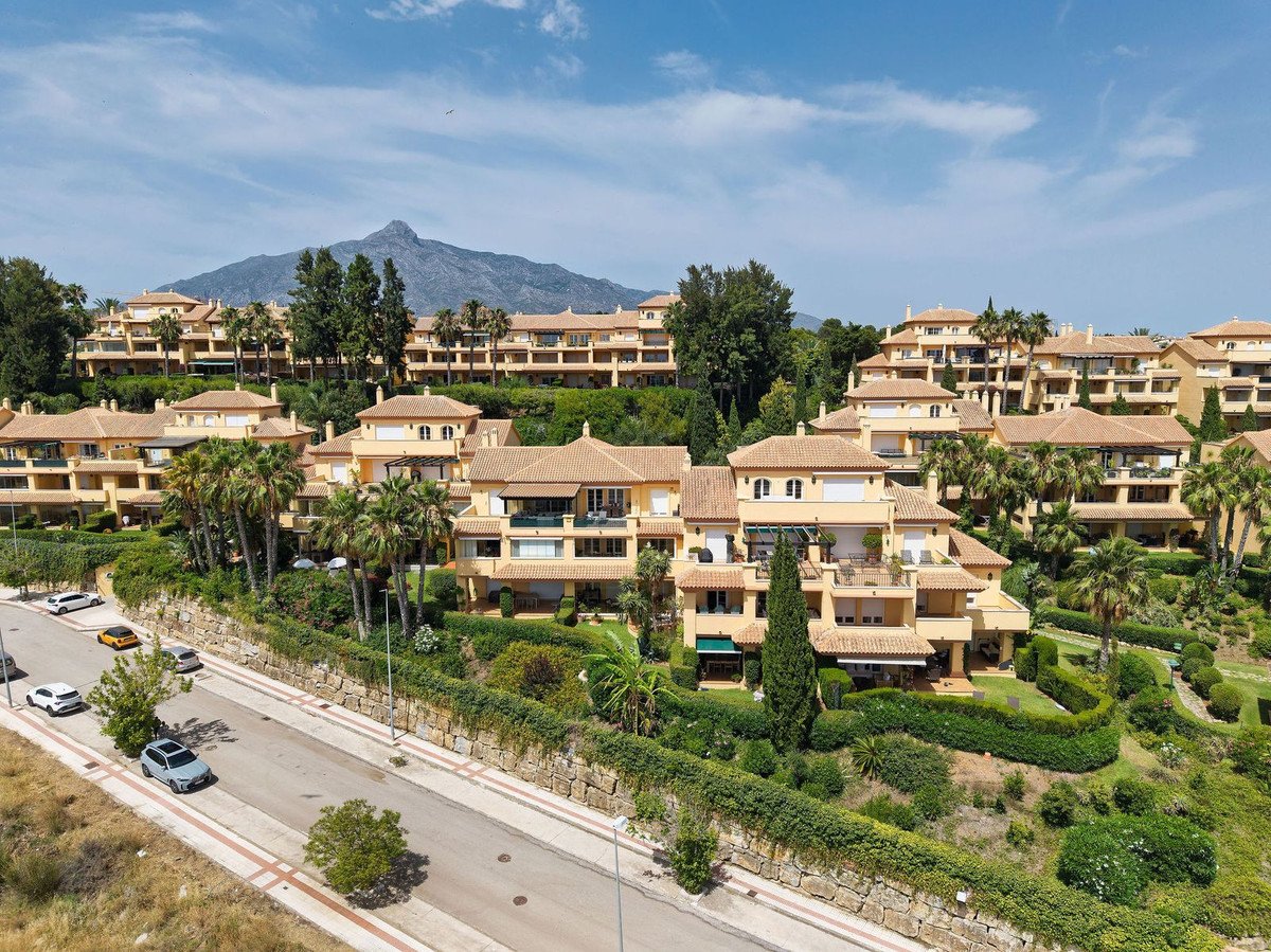 3 Bed Middle Floor Apartment in Nueva Andalucía