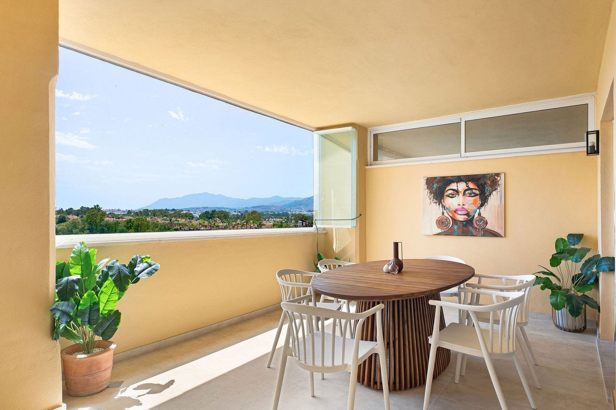 3 Bed Middle Floor Apartment in Nueva Andalucía