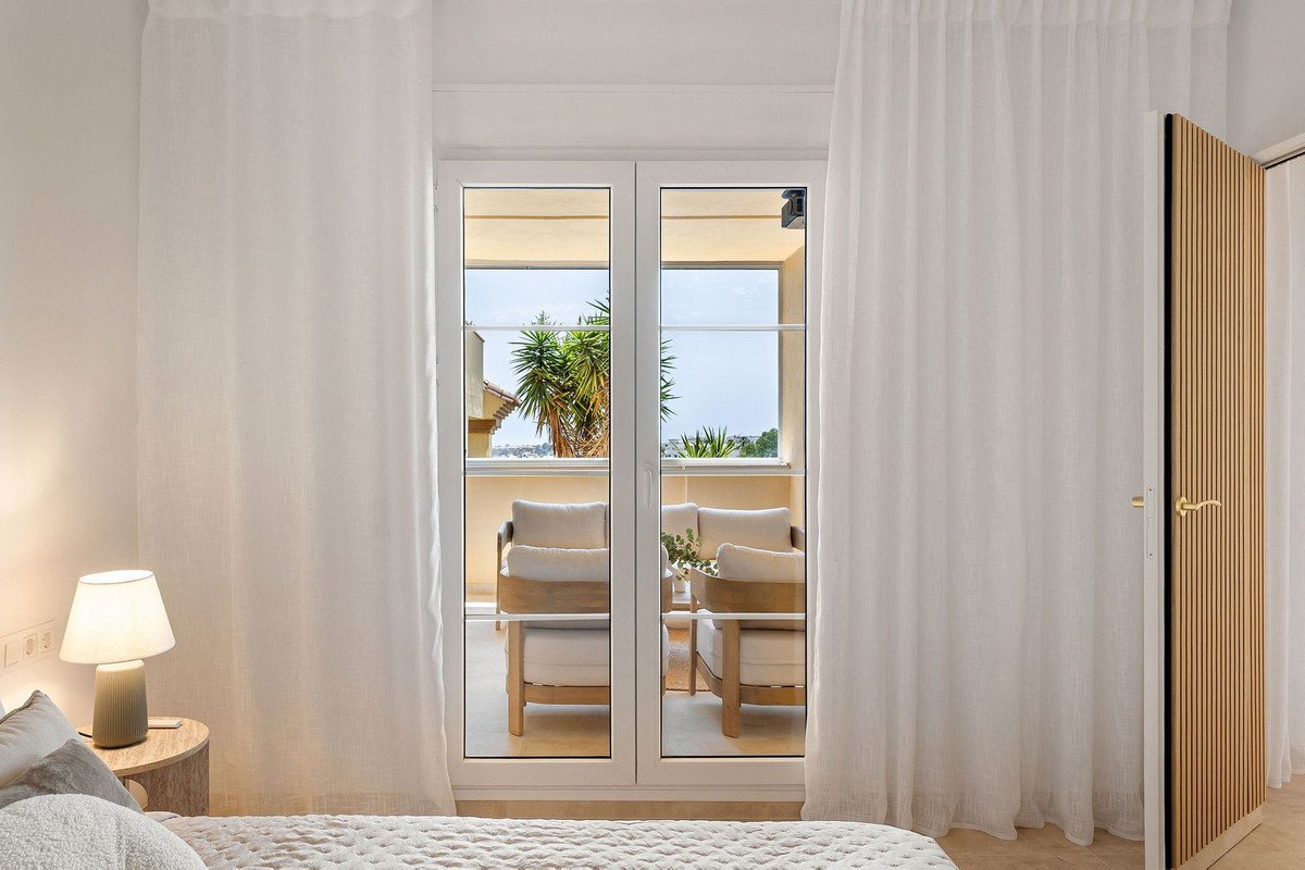 3 Bed Middle Floor Apartment in Nueva Andalucía