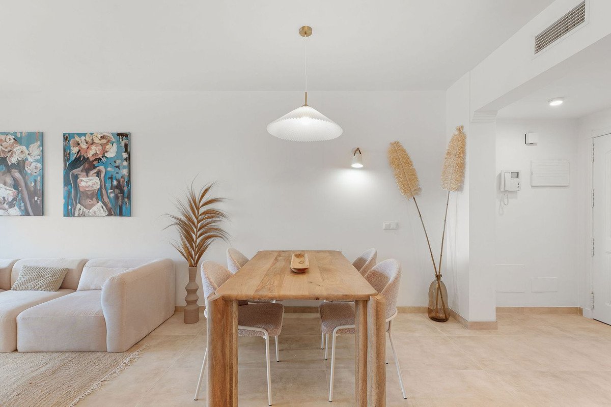 3 Bed Middle Floor Apartment in Nueva Andalucía