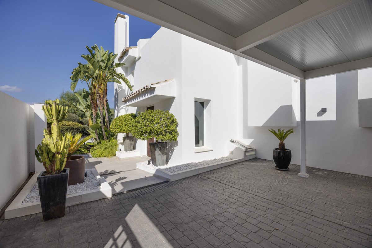 4 Bed Detached Villa in Benahavís