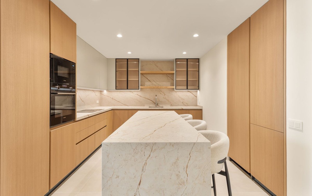 3 Bed Middle Floor Apartment in The Golden Mile