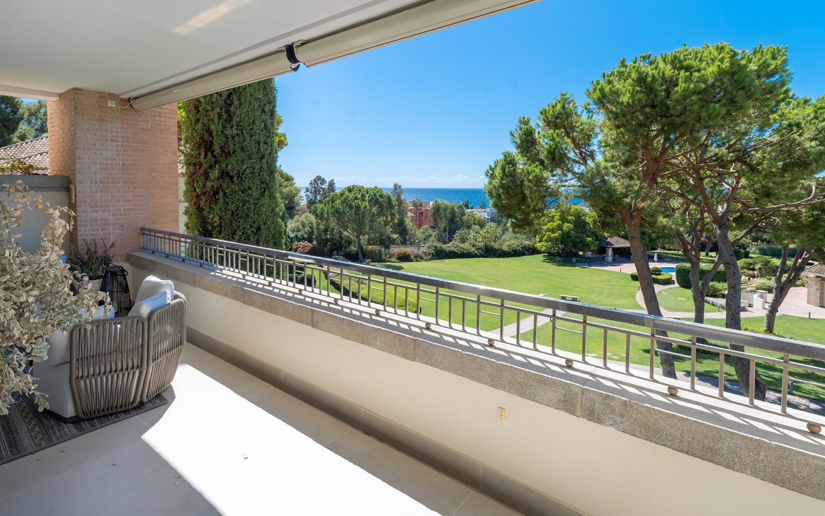 3 Bed Middle Floor Apartment in The Golden Mile