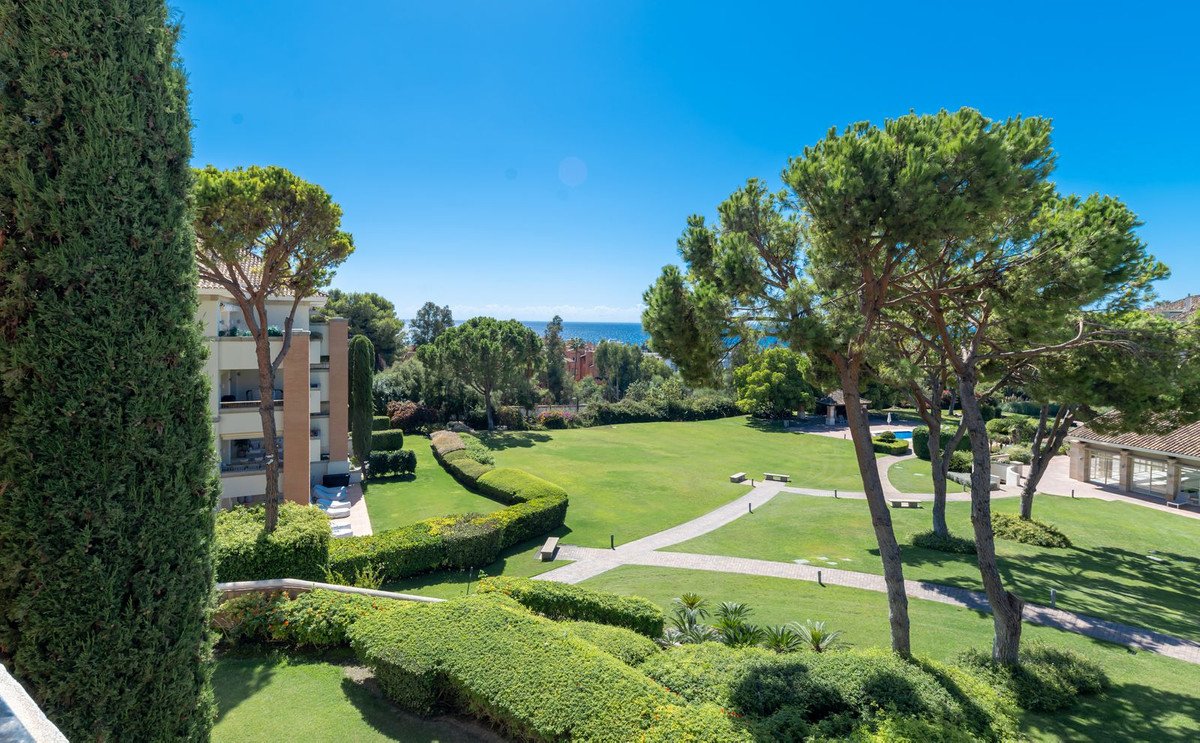 3 Bed Middle Floor Apartment in The Golden Mile