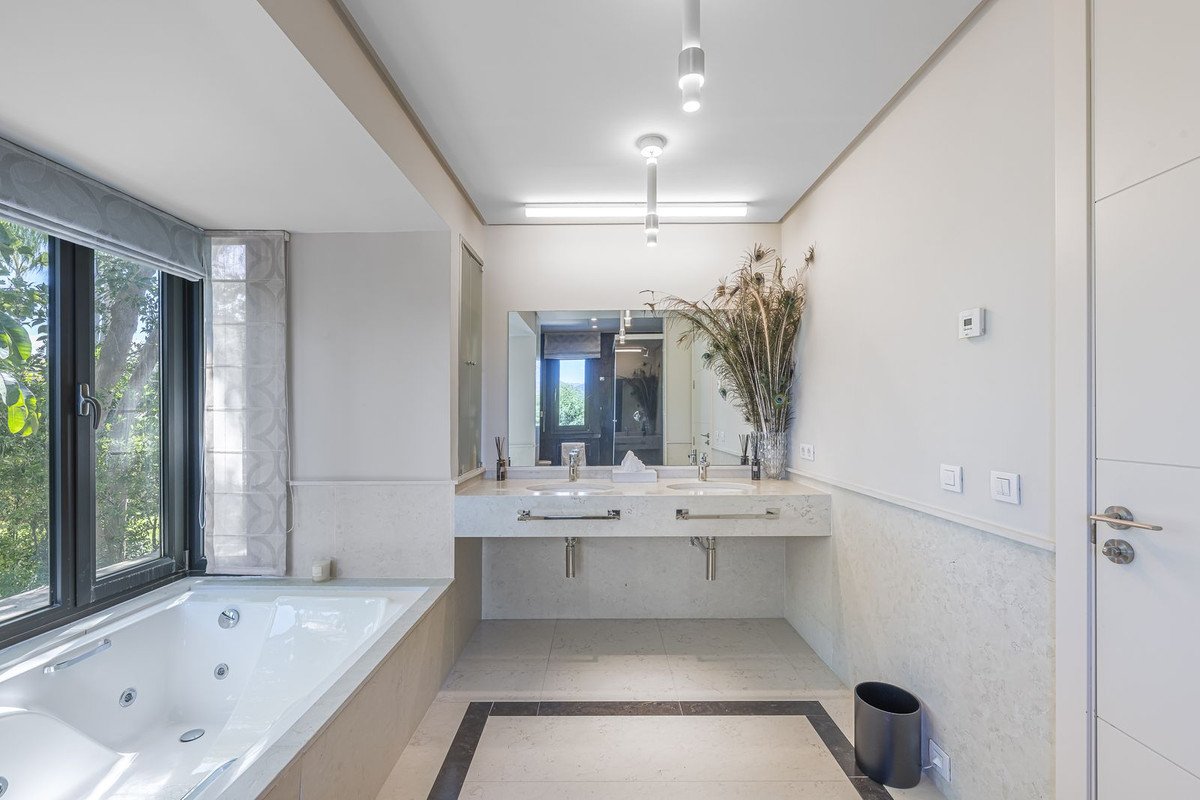 5 Bed Detached Villa in The Golden Mile