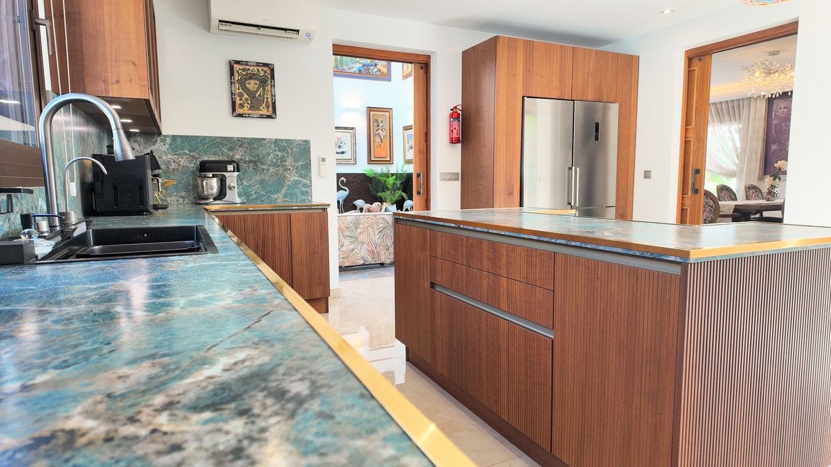 5 Bed Detached Villa in Estepona