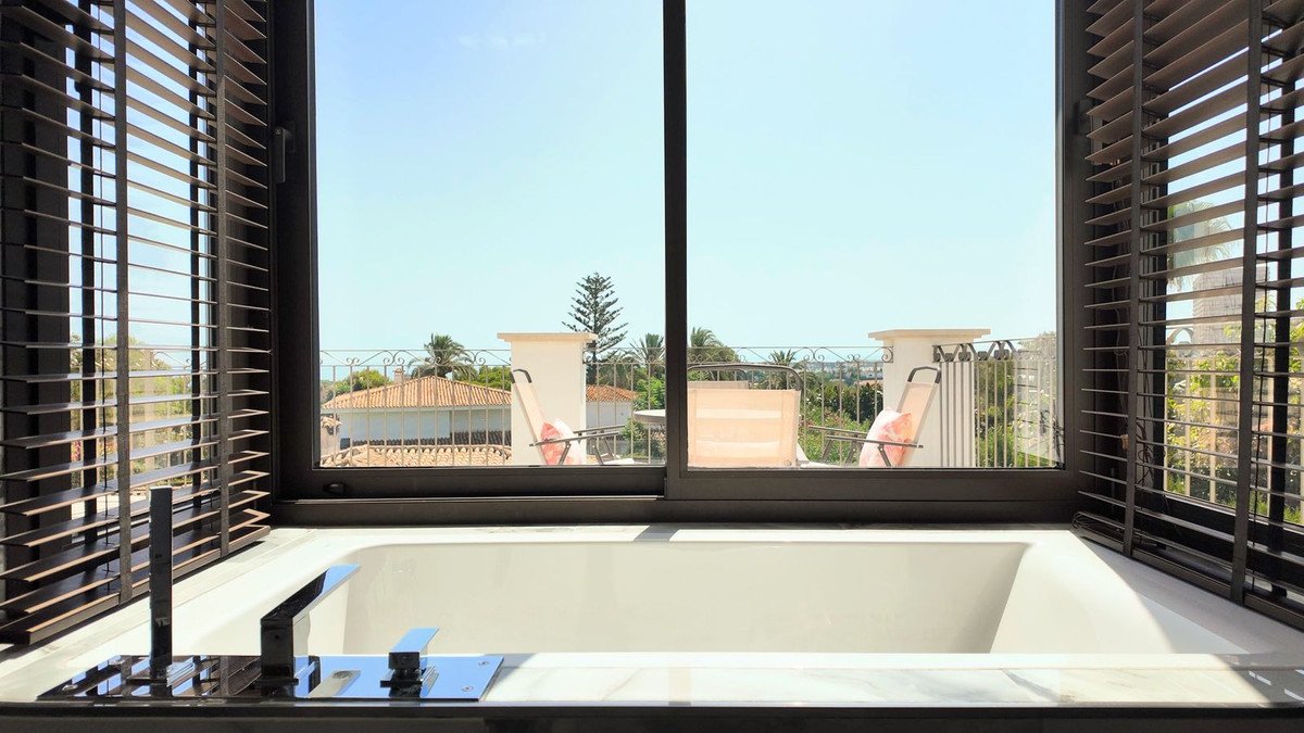 5 Bed Detached Villa in Estepona