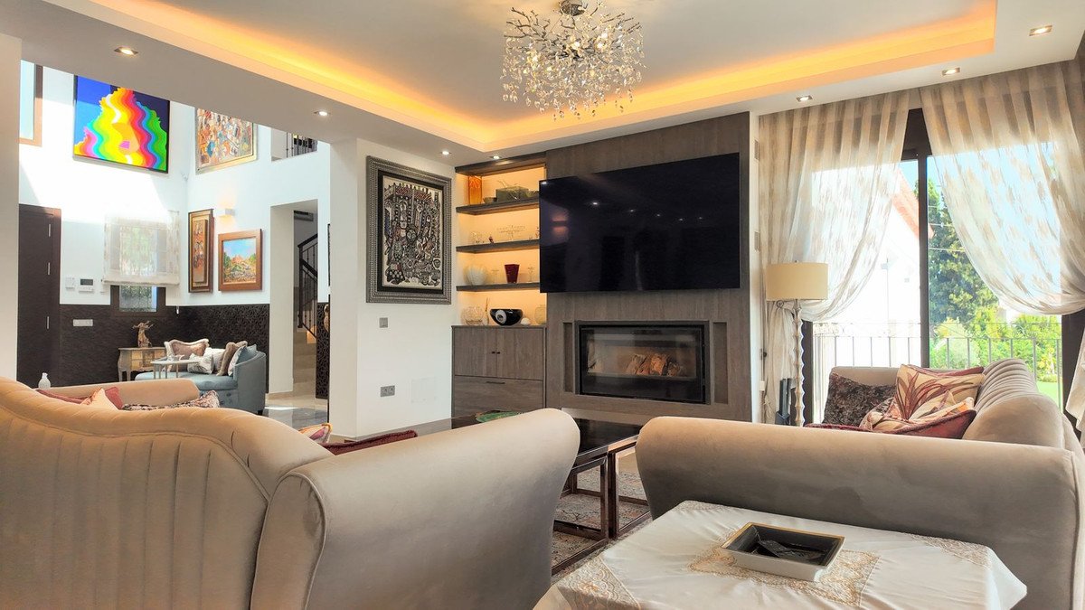 5 Bed Detached Villa in Estepona