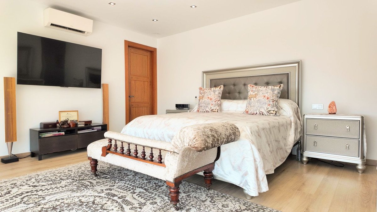 5 Bed Detached Villa in Estepona
