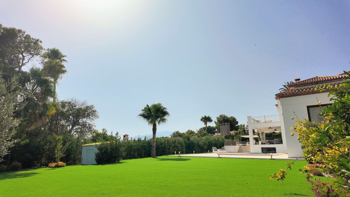 5 Bed Detached Villa in Estepona