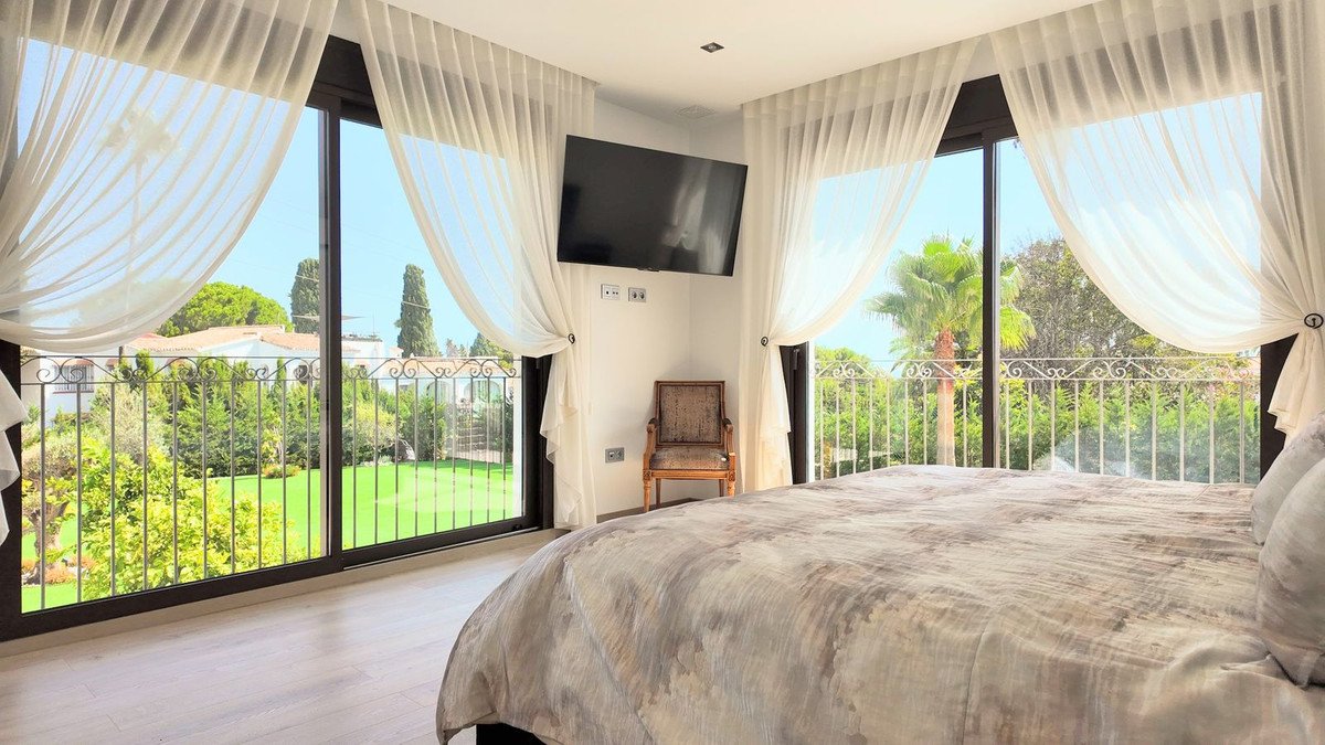 5 Bed Detached Villa in Estepona