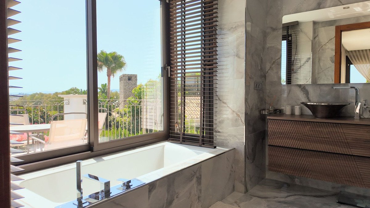 5 Bed Detached Villa in Estepona