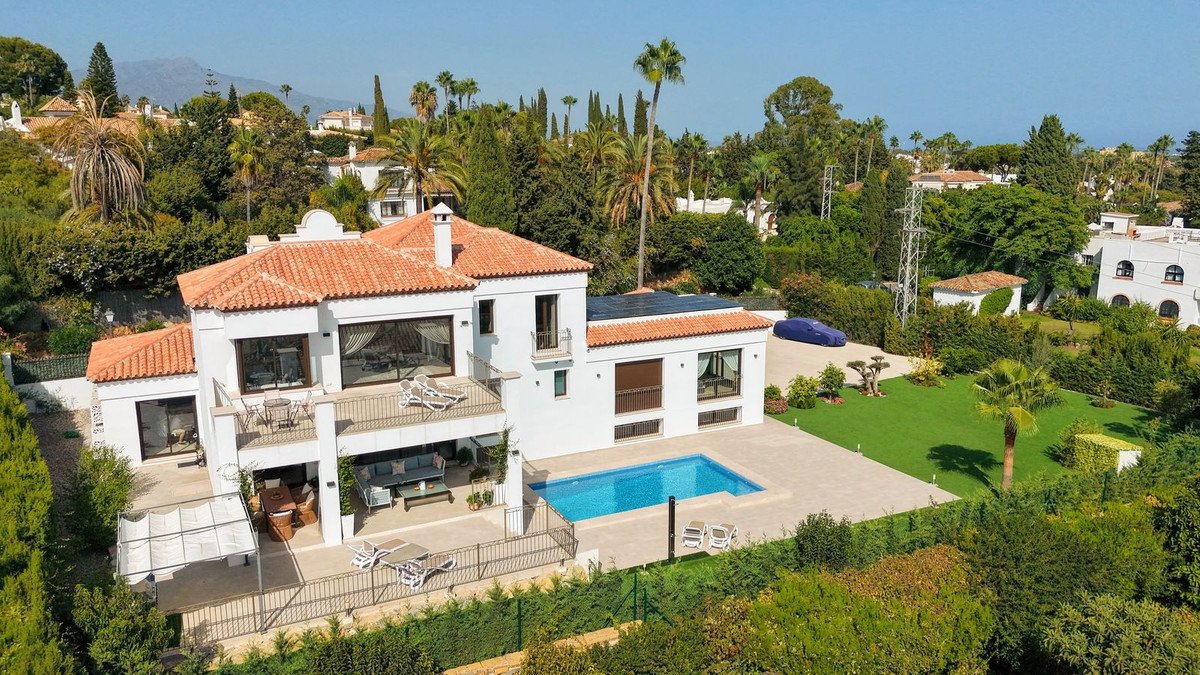 5 Bed Detached Villa in Estepona