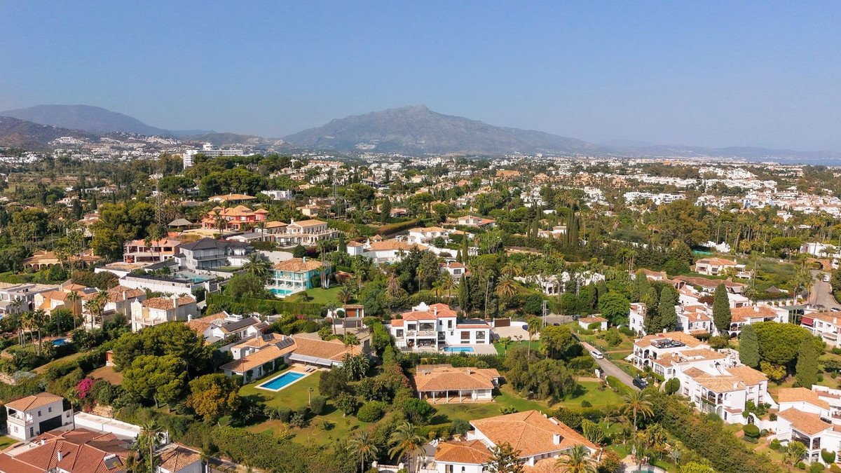 5 Bed Detached Villa in Estepona