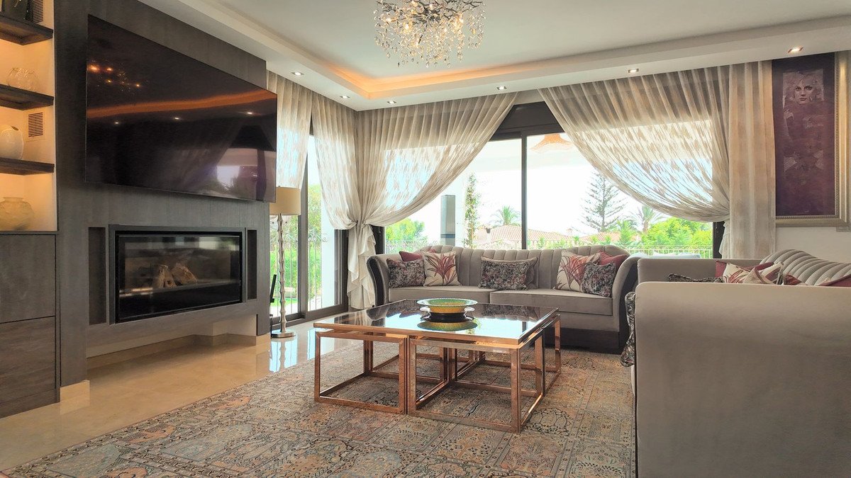 5 Bed Detached Villa in Estepona