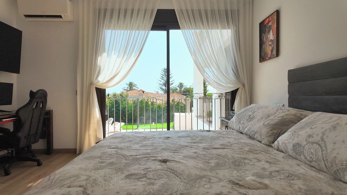 5 Bed Detached Villa in Estepona