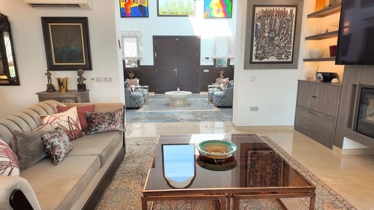5 Bed Detached Villa in Estepona
