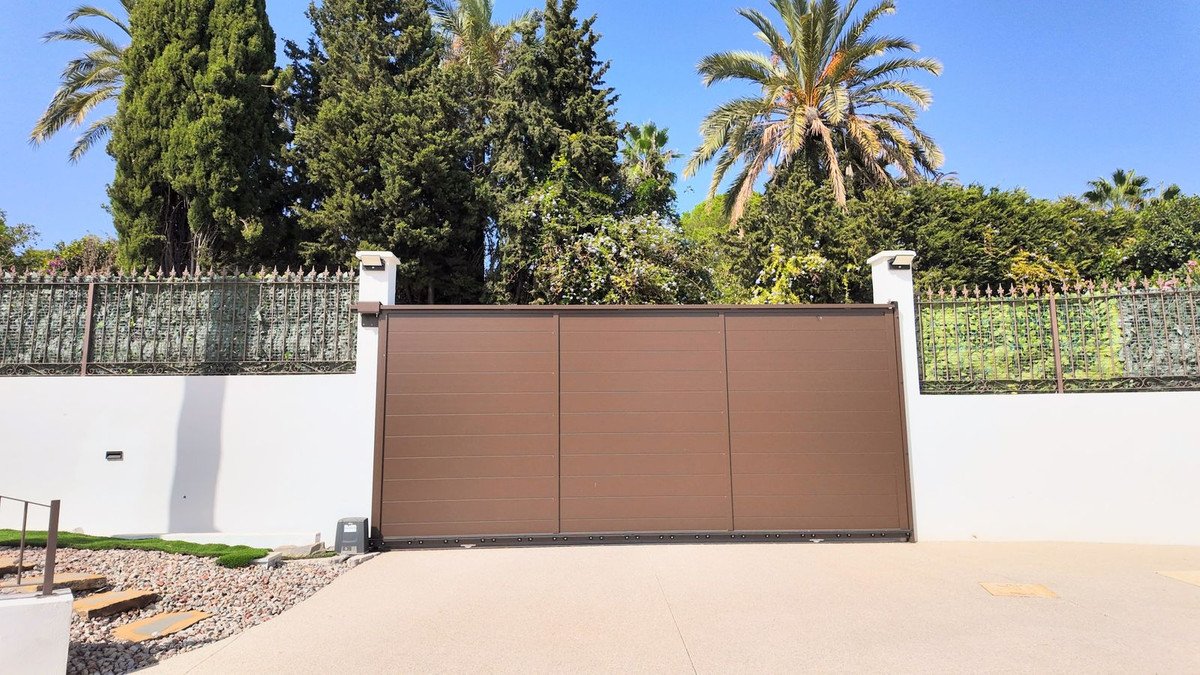 5 Bed Detached Villa in Estepona
