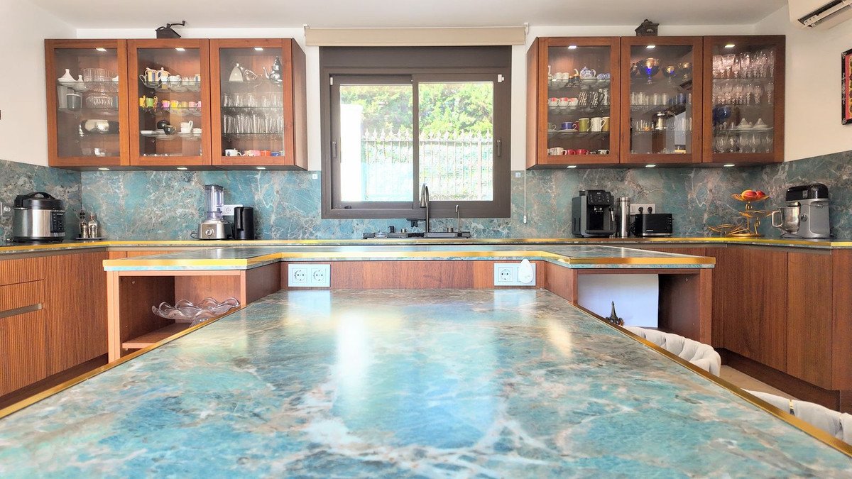 5 Bed Detached Villa in Estepona