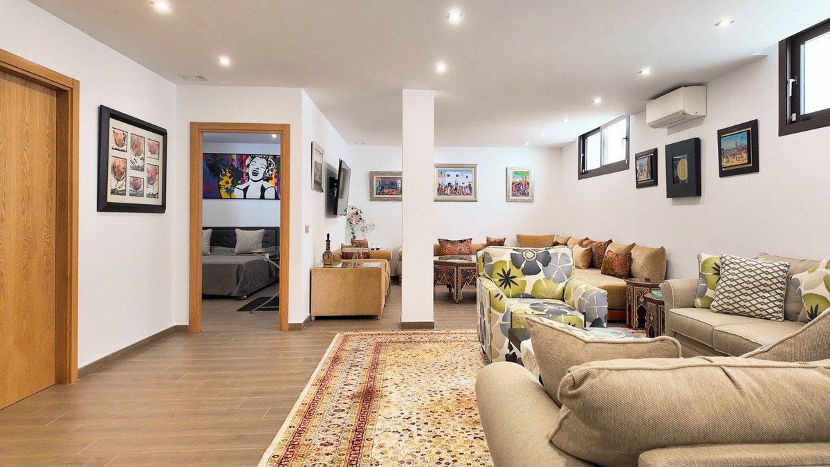 5 Bed Detached Villa in Estepona