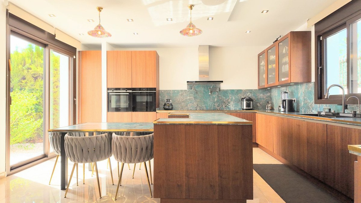 5 Bed Detached Villa in Estepona