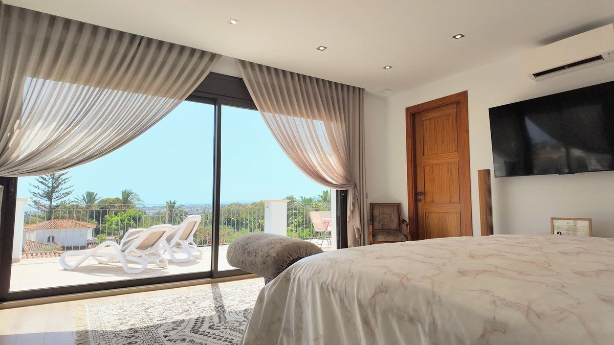 5 Bed Detached Villa in Estepona