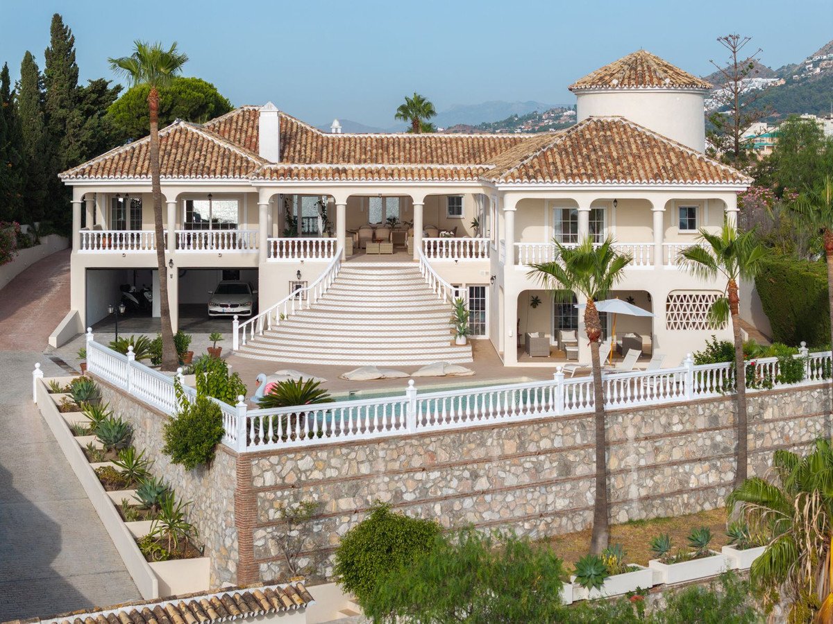 5 Bed Detached Villa in Torrequebrada