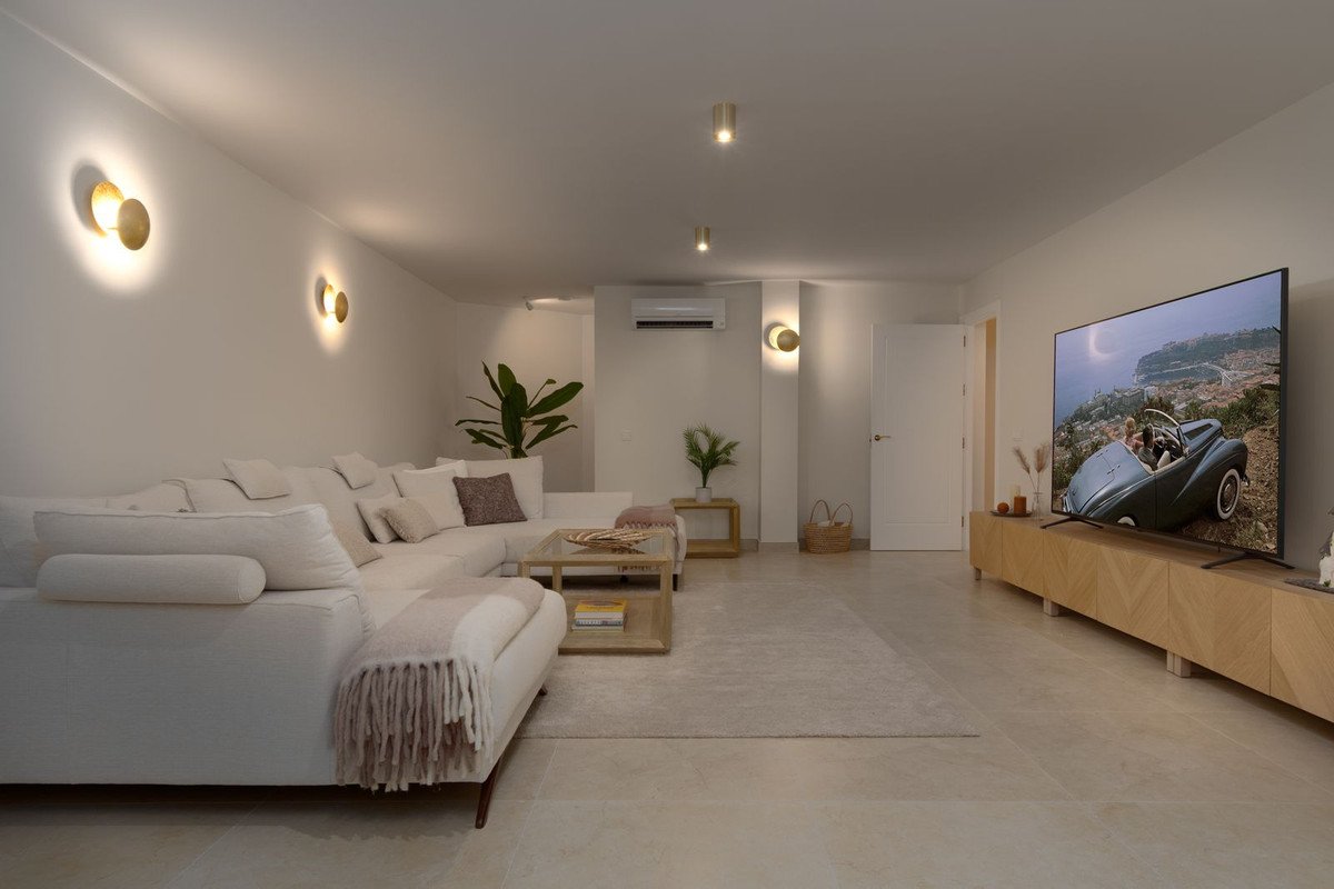 5 Bed Detached Villa in Torrequebrada