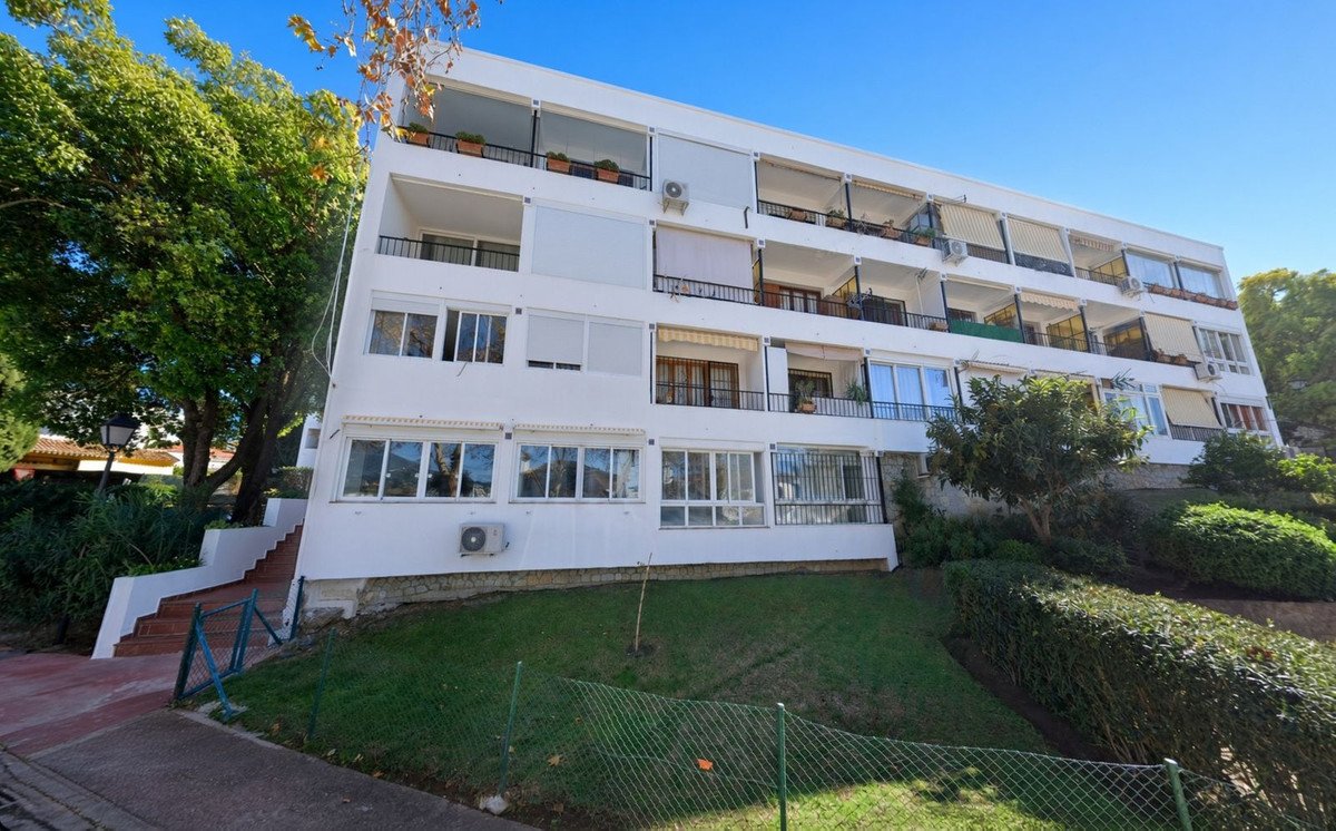 2 Bed Middle Floor Apartment in La Campana