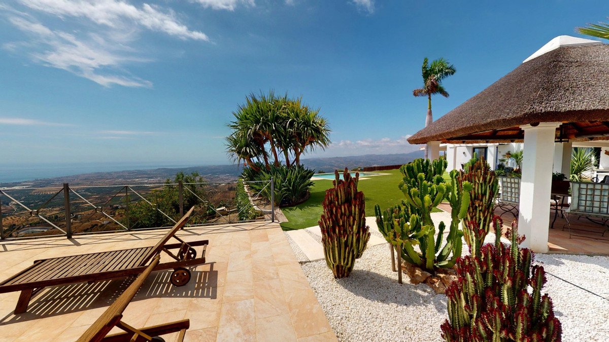 4 Bed Detached Villa in Arenas