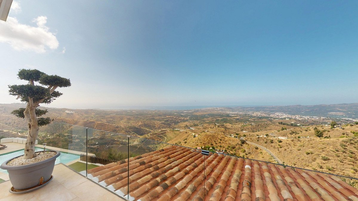 4 Bed Detached Villa in Arenas