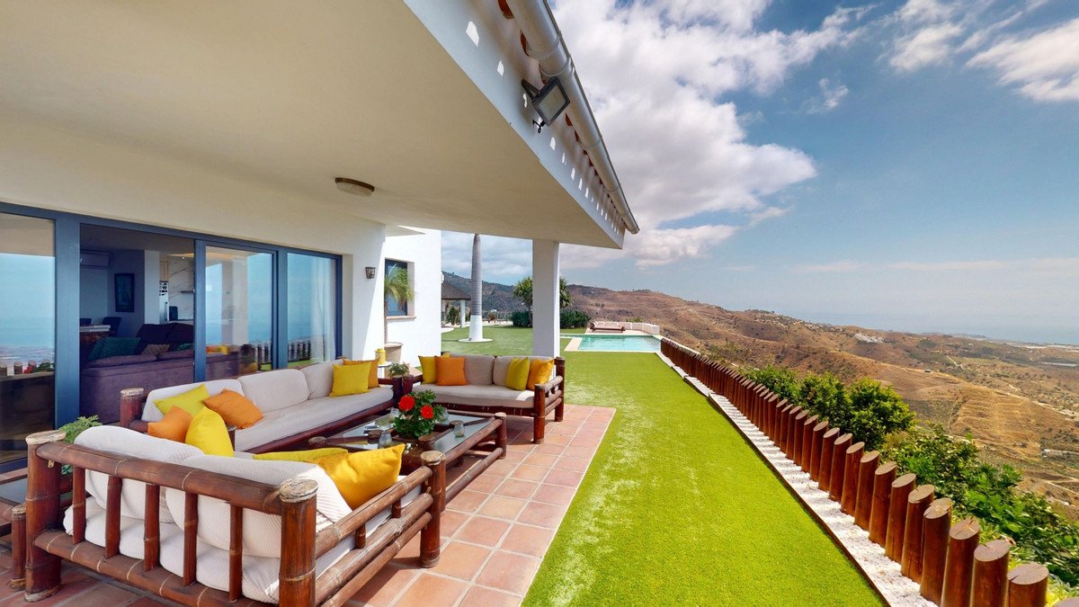 4 Bed Detached Villa in Arenas