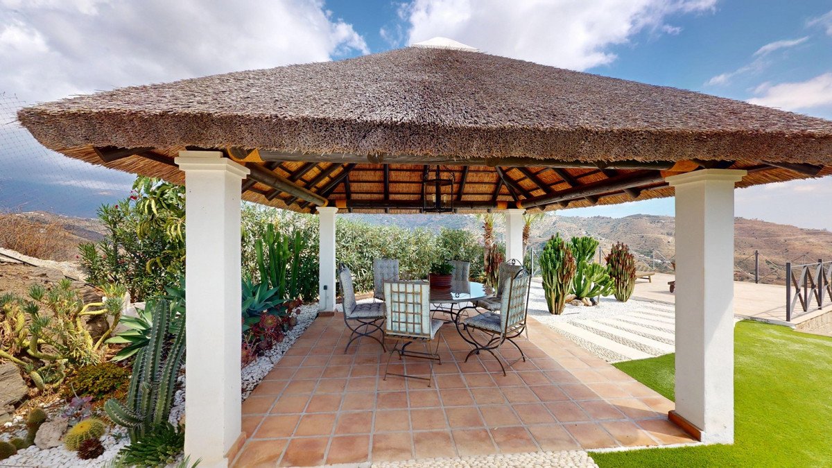 4 Bed Detached Villa in Arenas