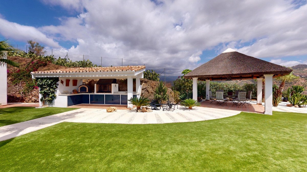 4 Bed Detached Villa in Arenas