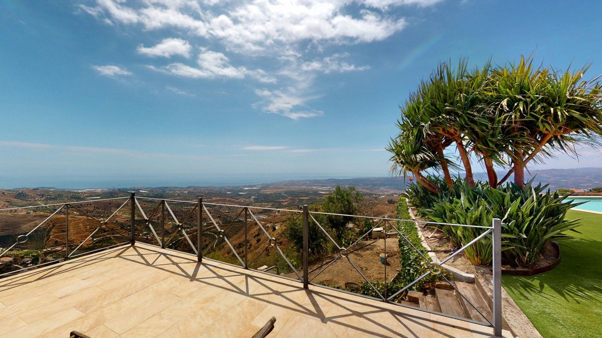 4 Bed Detached Villa in Arenas