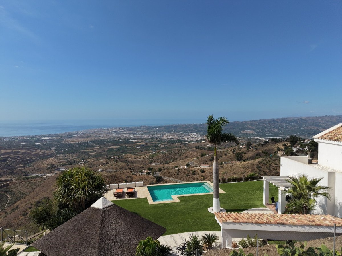 4 Bed Detached Villa in Arenas