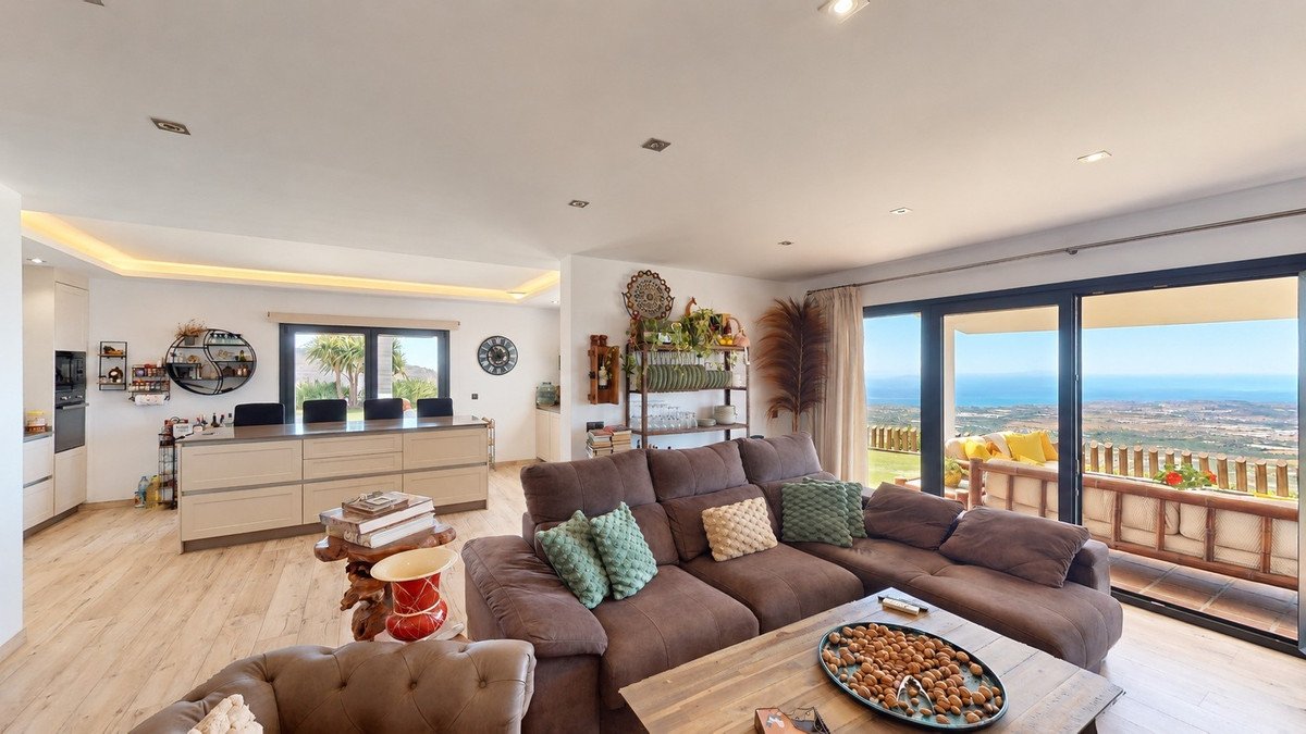 4 Bed Detached Villa in Arenas