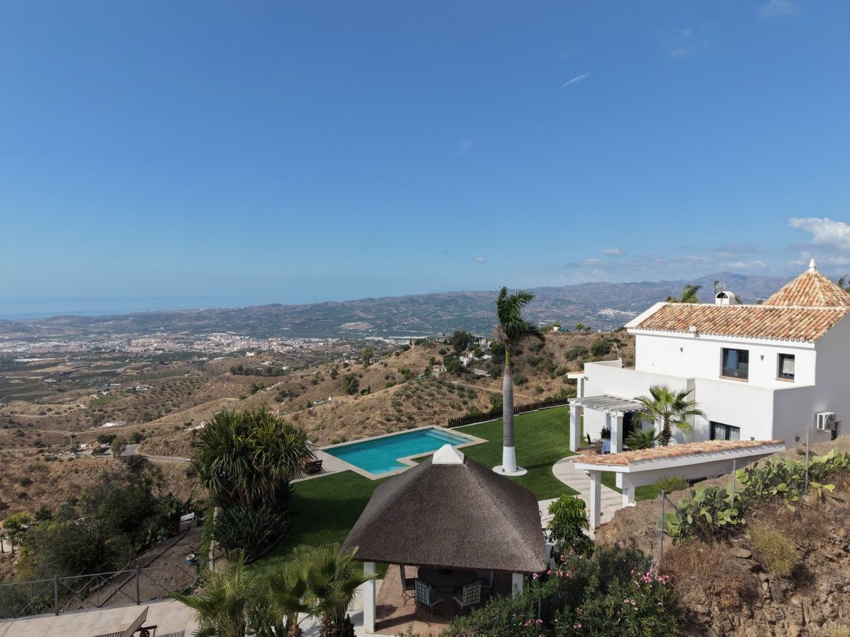 4 Bed Detached Villa in Arenas