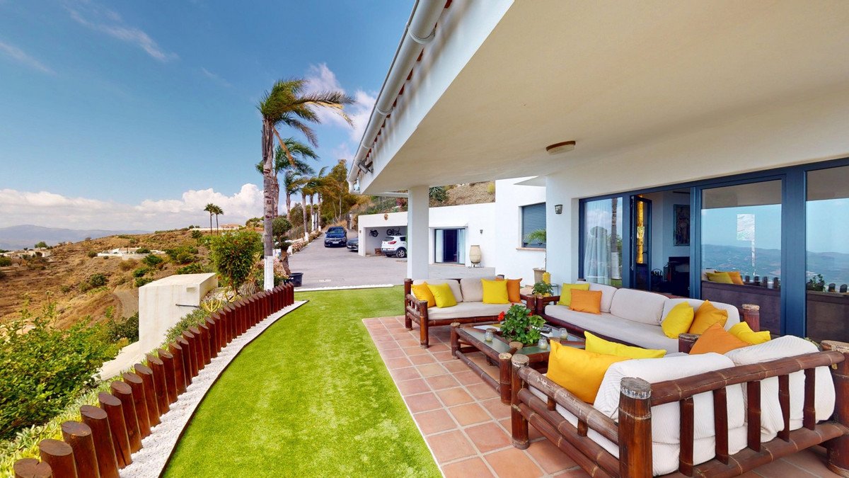 4 Bed Detached Villa in Arenas
