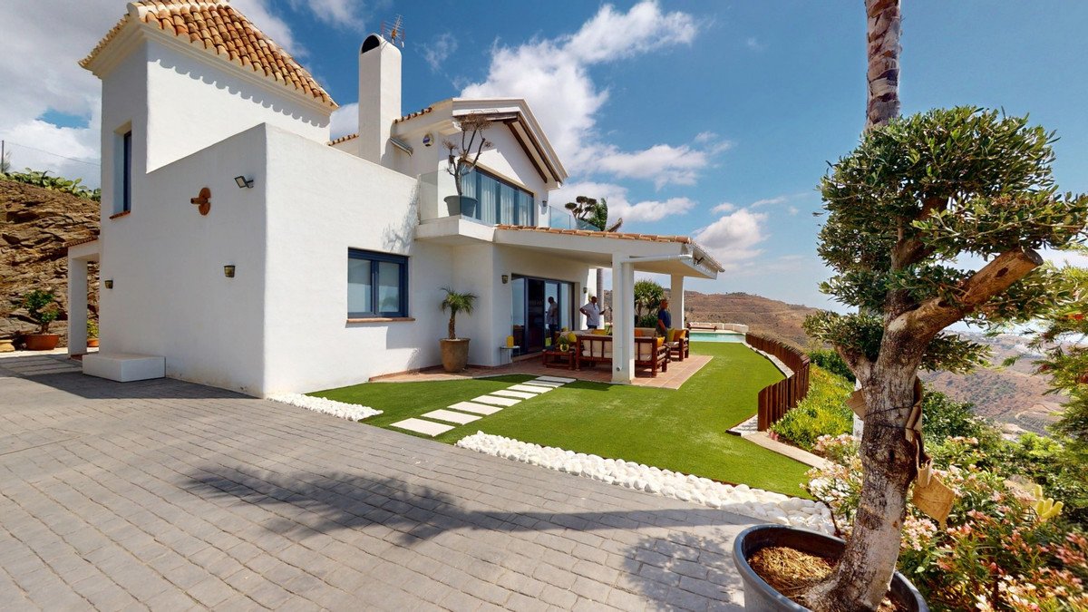 4 Bed Detached Villa in Arenas