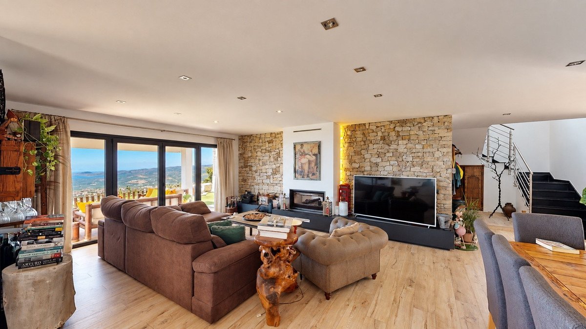 4 Bed Detached Villa in Arenas