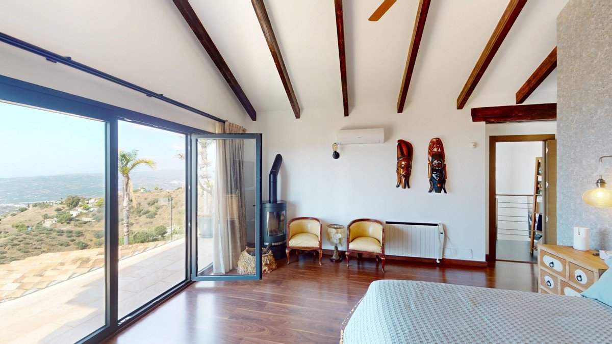 4 Bed Detached Villa in Arenas