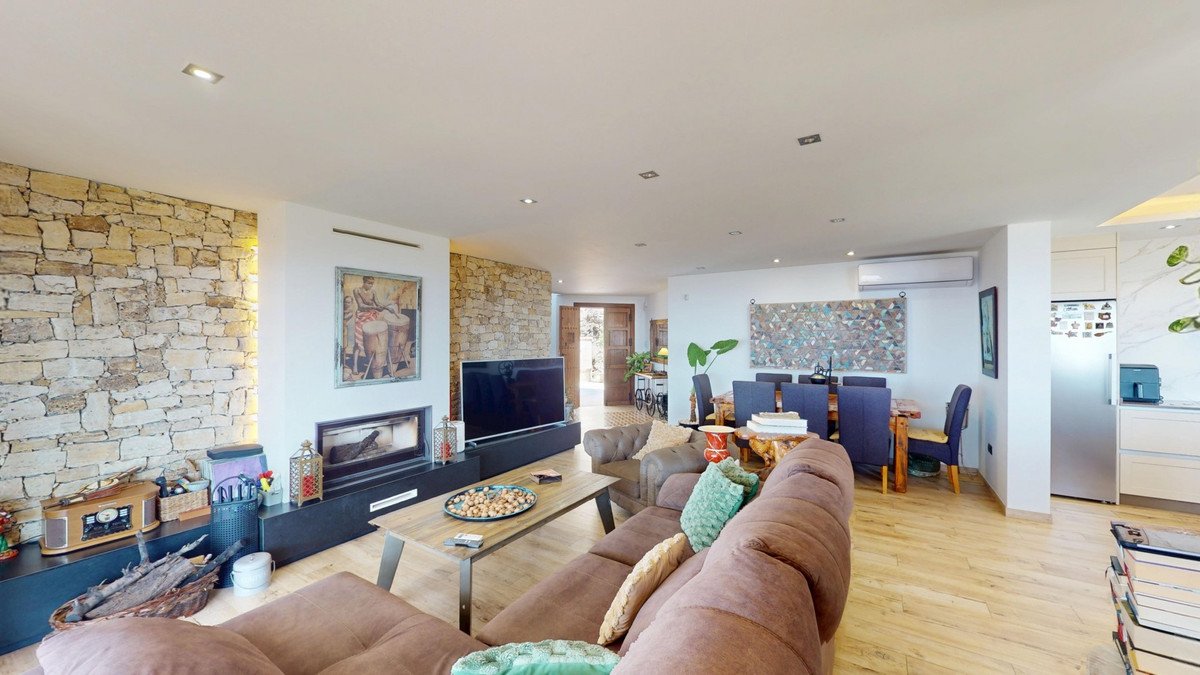 4 Bed Detached Villa in Arenas