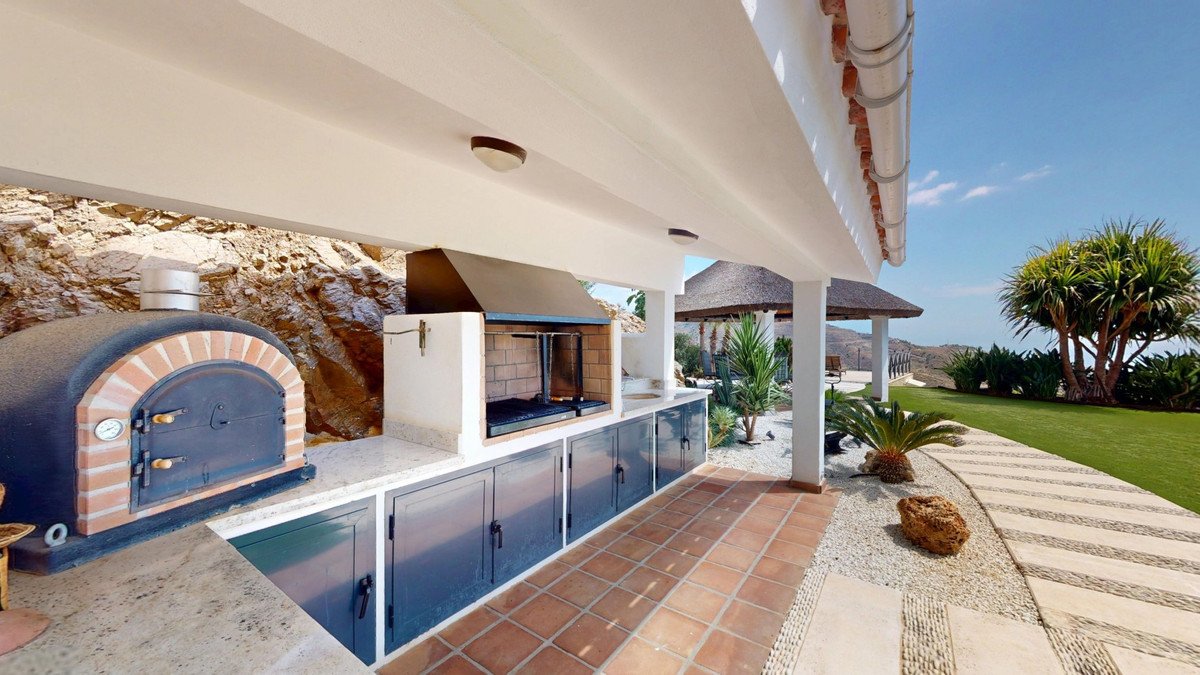 4 Bed Detached Villa in Arenas
