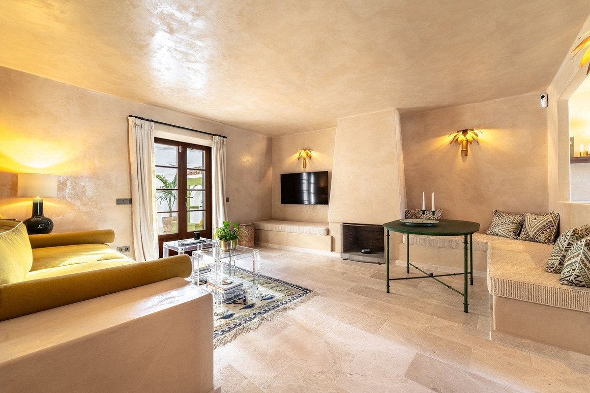 2 Bed Semi-Detached House in The Golden Mile