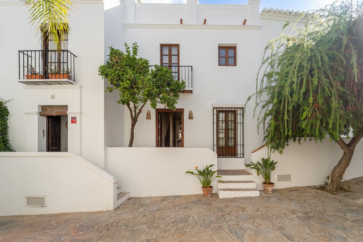 2 Bed Semi-Detached House in The Golden Mile